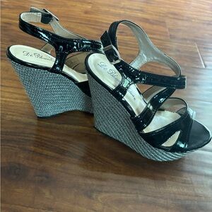 Black wedges